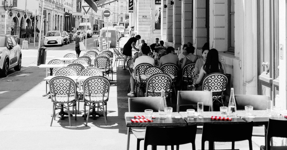 Immobilier : terrasse de brasserie